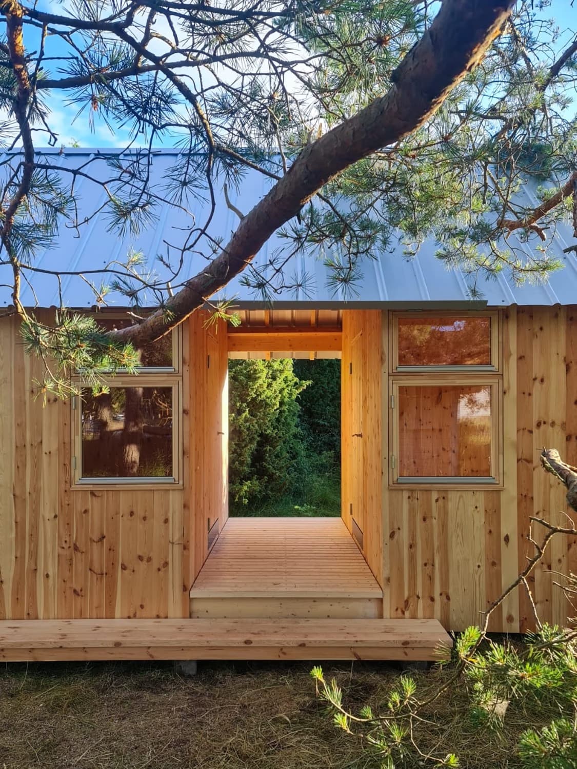 Träbyggnad med en öppen passage genom huset