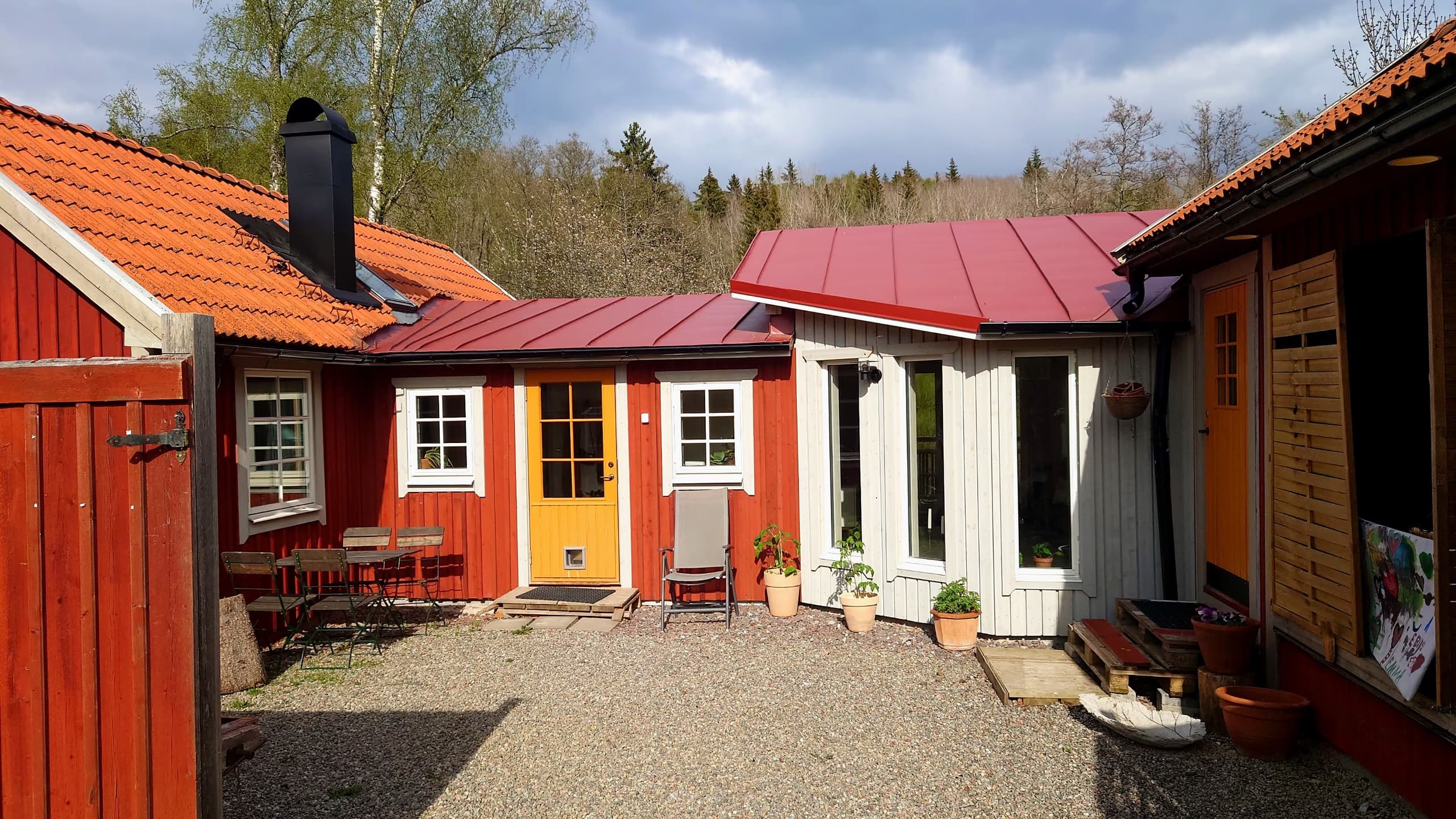 Gård med sammanbyggda röda och vita trähus