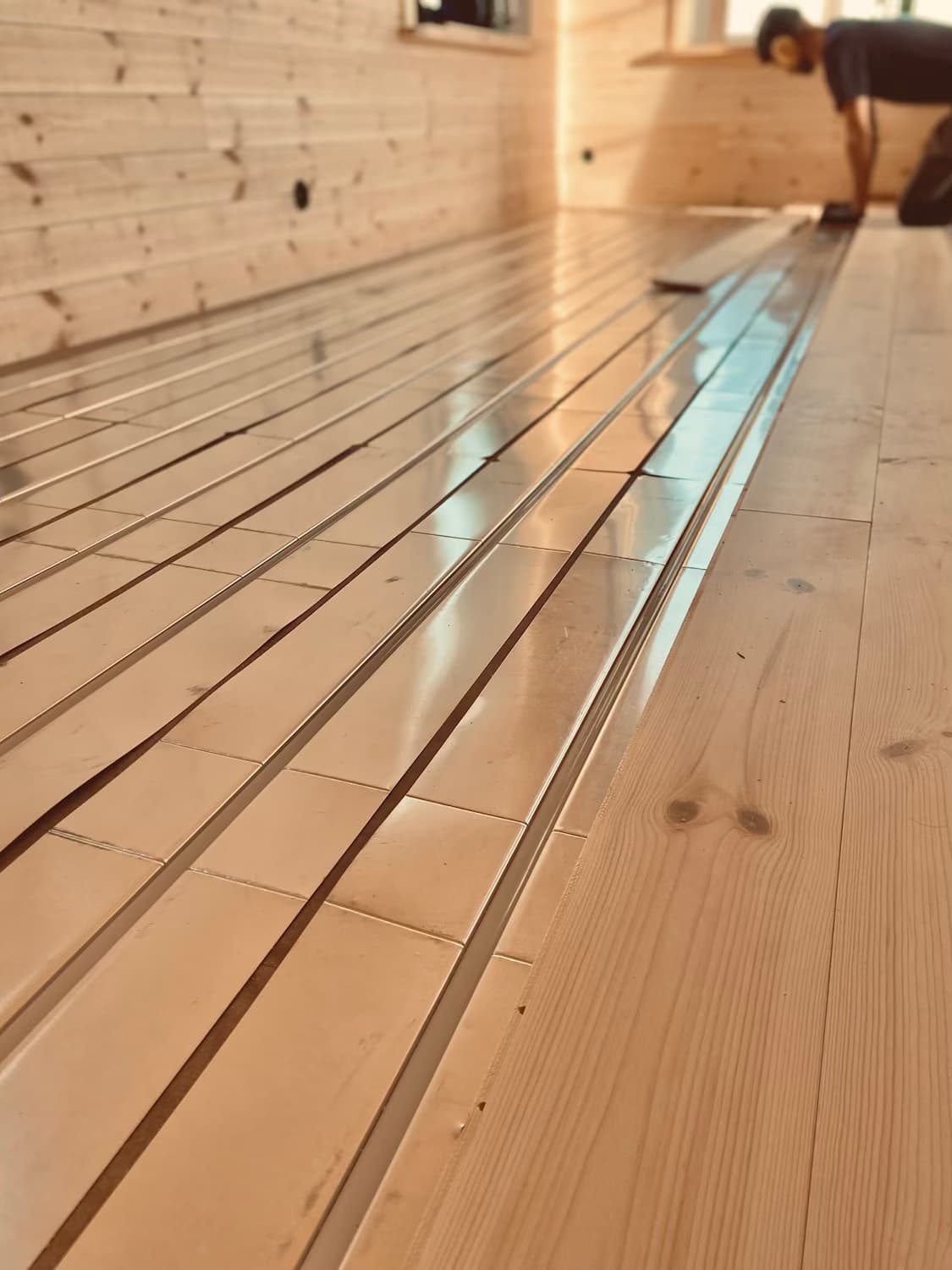 Närbild av träpanel och en smal infälld detalj